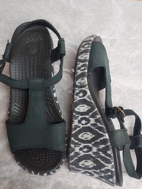 Crocs Leigh Ikat Leater Wedge Shoes Size W6